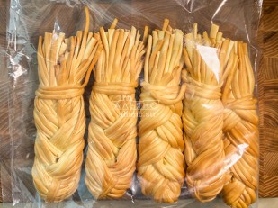 Фрайчизы со вкусом холодец и хрен (100 гр.): Сырный продукт ФЕРМЕРСКИЙ коса копченая