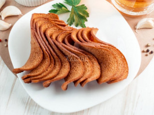 Сухарики с малосольным огурчиком: Ресторанные гренки с сметаной и зеленью